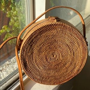 Round rattan straw crossbody bag